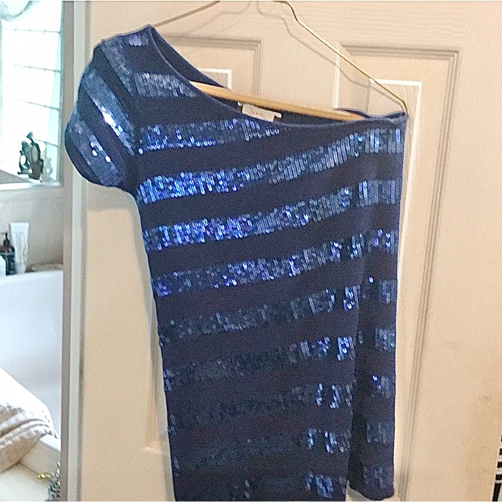 Sequins top no damage r missing sequins. Med